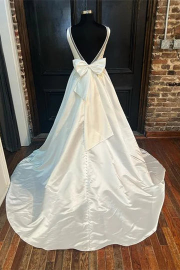 Vestido de novia largo de satén con escote pronunciado y espalda con lazo en forma de A